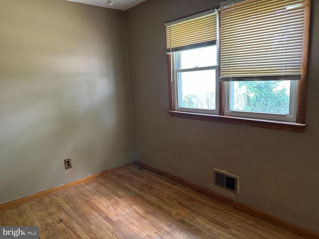 21 LOOMIS AVE, Hamilton, NJ 08610