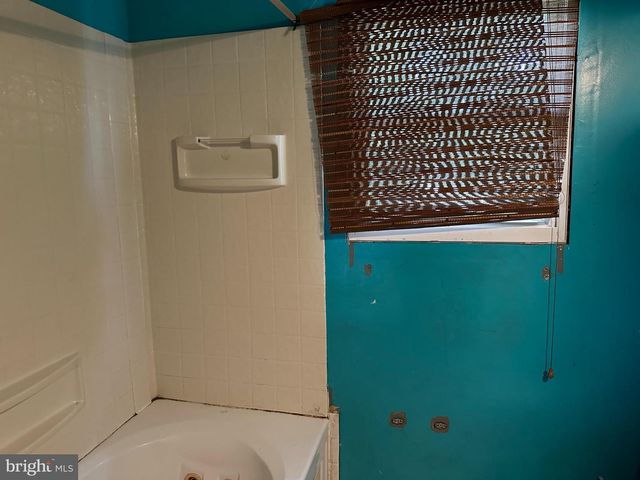 21 LOOMIS AVE, Hamilton, NJ 08610