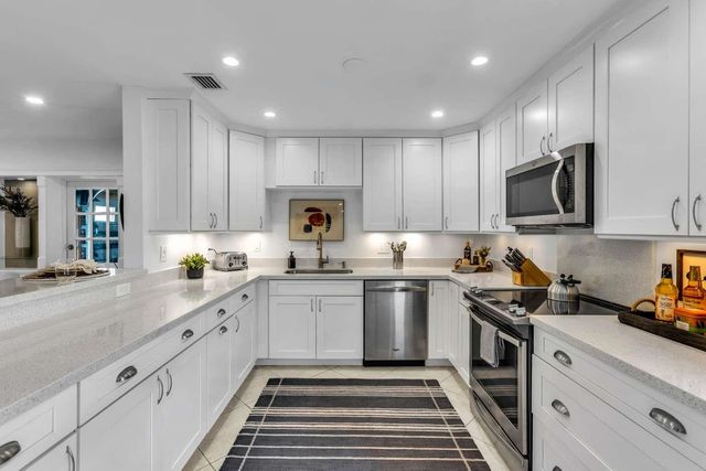 2004 NE 17th Way, Fort Lauderdale, FL 33305