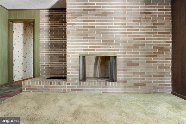 6122 YORK RD, Spring Grove, PA 17362