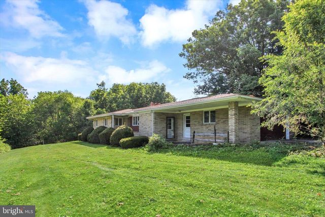 6122 YORK RD, Spring Grove, PA 17362