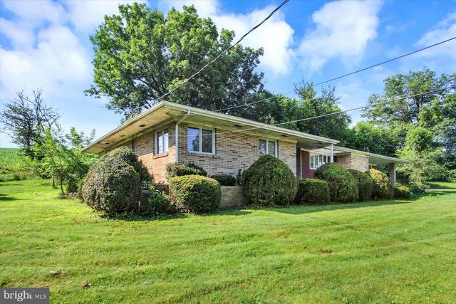 6122 YORK RD, Spring Grove, PA 17362