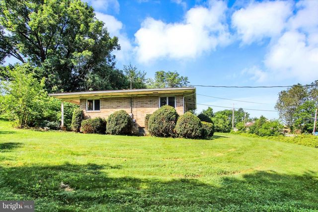 6122 YORK RD, Spring Grove, PA 17362