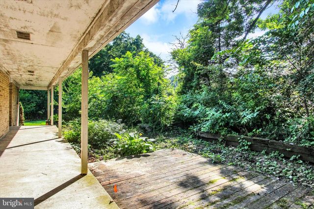 6122 YORK RD, Spring Grove, PA 17362