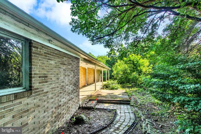 6122 YORK RD, Spring Grove, PA 17362