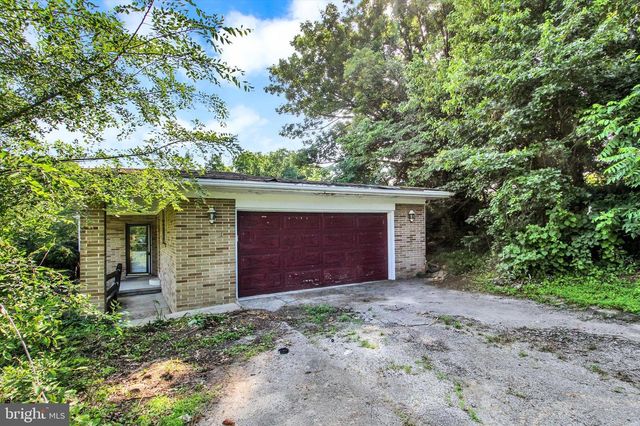 6122 YORK RD, Spring Grove, PA 17362