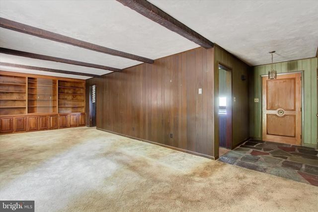 6122 YORK RD, Spring Grove, PA 17362