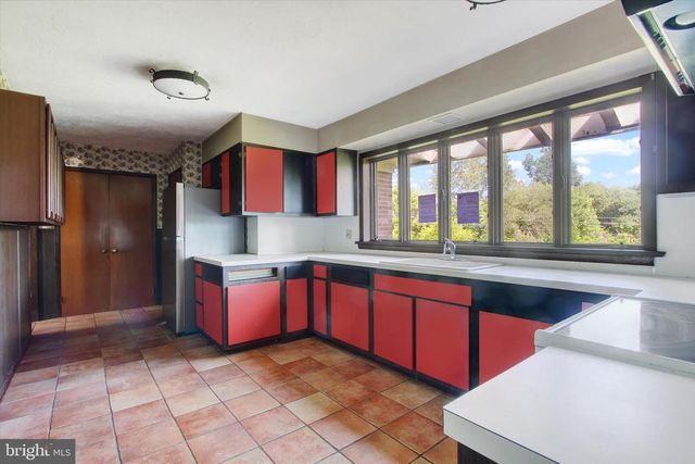 6122 YORK RD, Spring Grove, PA 17362