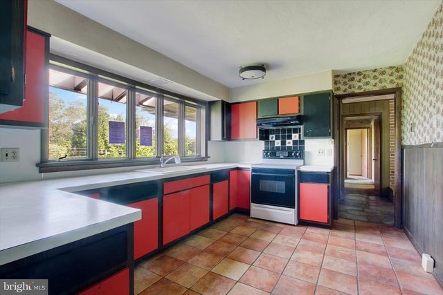 6122 YORK RD, Spring Grove, PA 17362
