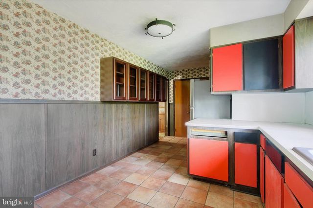 6122 YORK RD, Spring Grove, PA 17362