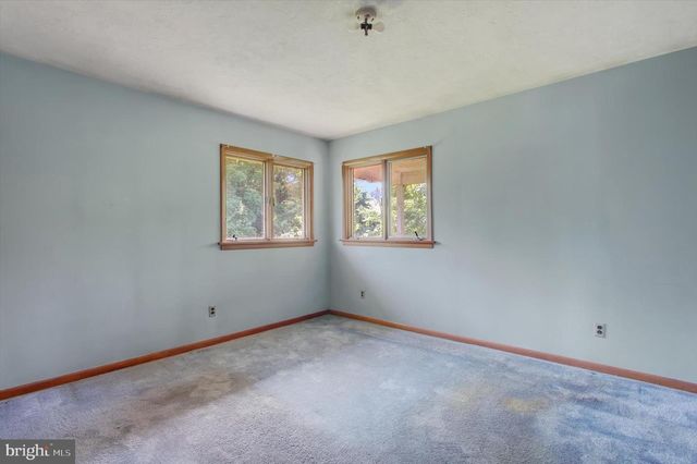 6122 YORK RD, Spring Grove, PA 17362