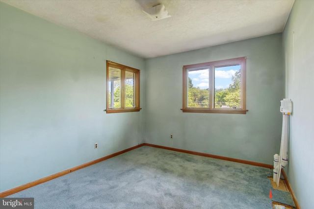 6122 YORK RD, Spring Grove, PA 17362