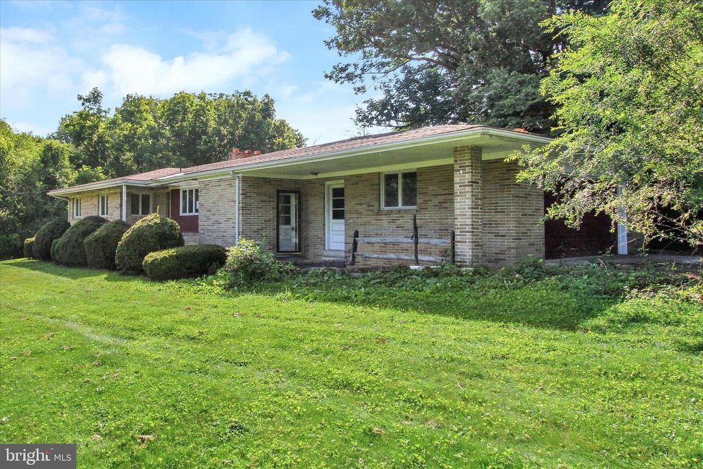 6122 YORK RD, Spring Grove, PA 17362