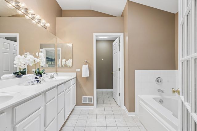 1230 W Claridge Court, Palatine, IL 60067