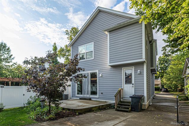 16276 Kirkshire Avenue, Beverly Hills Village, MI 48025