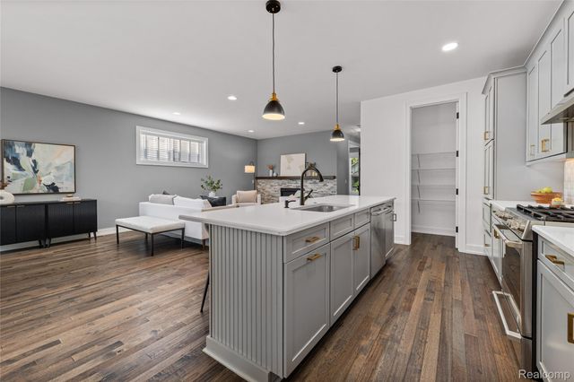16276 Kirkshire Avenue, Beverly Hills Village, MI 48025