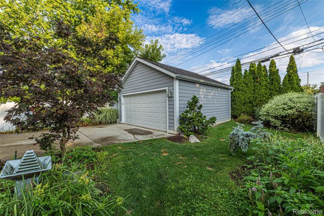 16276 Kirkshire Avenue, Beverly Hills Village, MI 48025