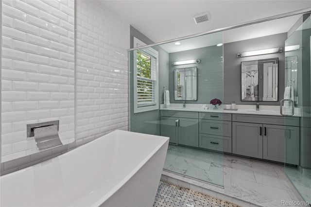 16276 Kirkshire Avenue, Beverly Hills Village, MI 48025