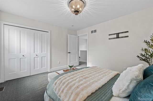 16276 Kirkshire Avenue, Beverly Hills Village, MI 48025