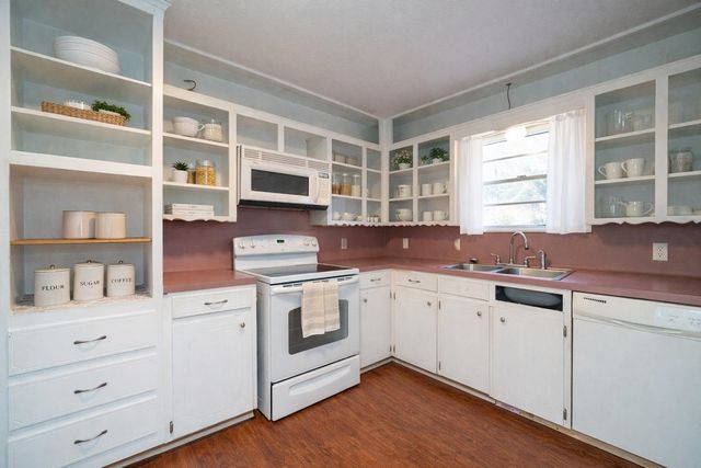 1301 Nelwyn Ave., Gladewater, TX 75647