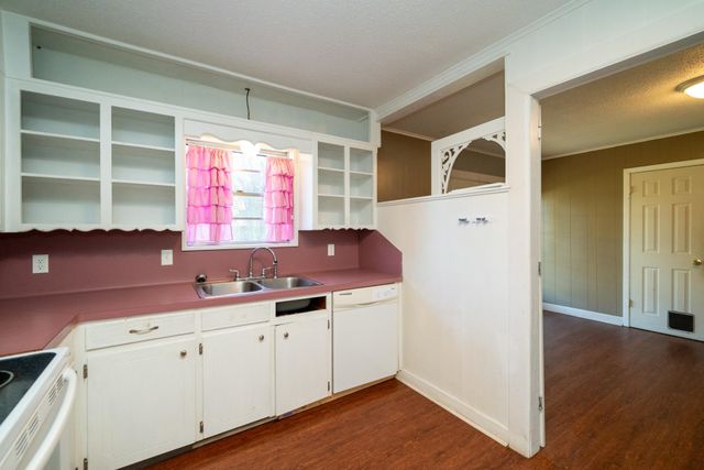 1301 Nelwyn Ave., Gladewater, TX 75647