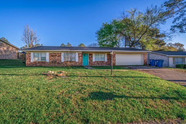 1301 Nelwyn Ave., Gladewater, TX 75647