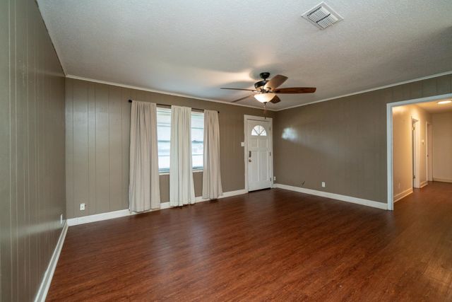 1301 Nelwyn Ave., Gladewater, TX 75647