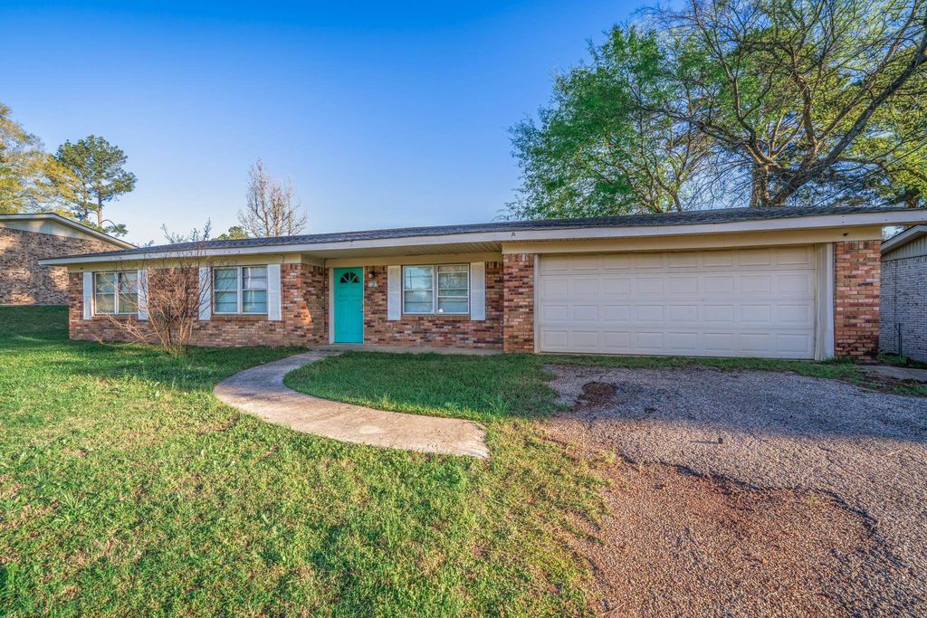 1301 Nelwyn Ave., Gladewater, TX 75647