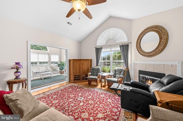 6233 AUTUMN LEAF DR, Fredericksburg, VA 22407