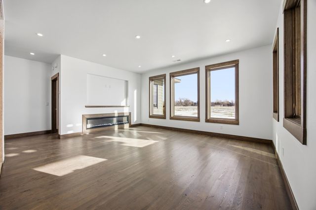 6490 Selkirk Drive S, Fargo, ND 58104