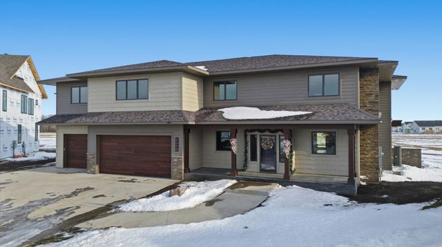 6490 Selkirk Drive S, Fargo, ND 58104
