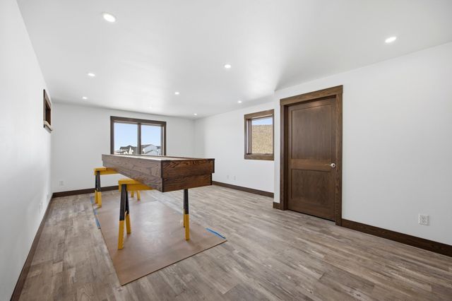 6490 Selkirk Drive S, Fargo, ND 58104