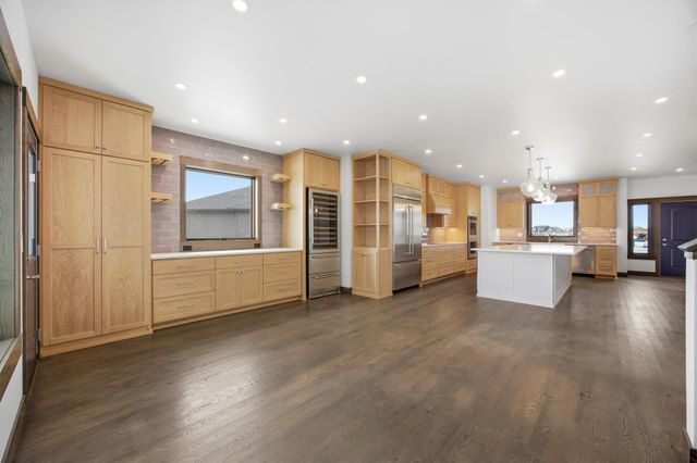 6490 Selkirk Drive S, Fargo, ND 58104