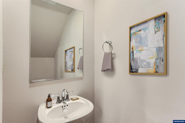 862 Sifuentez Ct, Woodburn, OR 97071