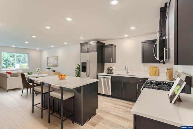 862 Sifuentez Ct, Woodburn, OR 97071