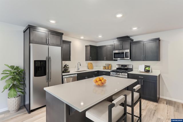 862 Sifuentez Ct, Woodburn, OR 97071