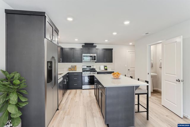 862 Sifuentez Ct, Woodburn, OR 97071