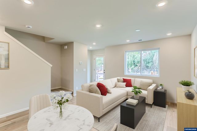 862 Sifuentez Ct, Woodburn, OR 97071