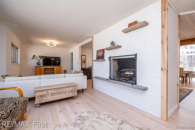 905 W Parker Avenue, Madison Heights, MI 48071