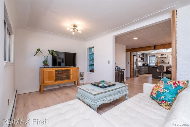 905 W Parker Avenue, Madison Heights, MI 48071