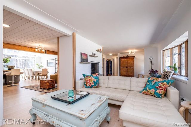 905 W Parker Avenue, Madison Heights, MI 48071
