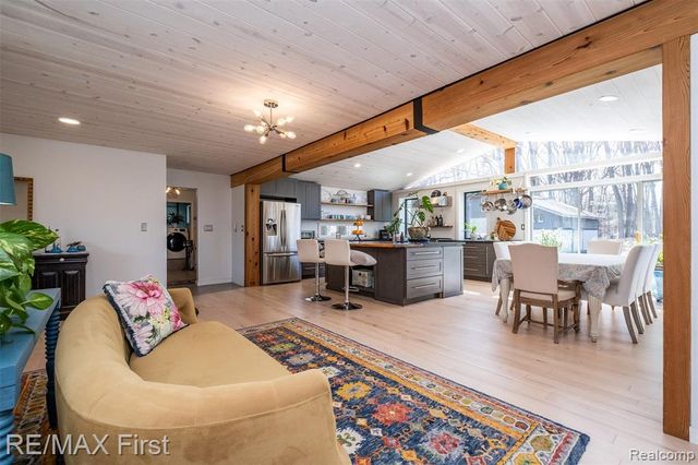 905 W Parker Avenue, Madison Heights, MI 48071