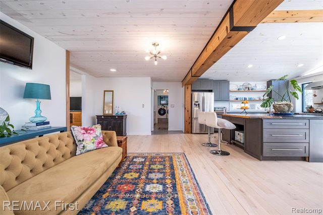 905 W Parker Avenue, Madison Heights, MI 48071