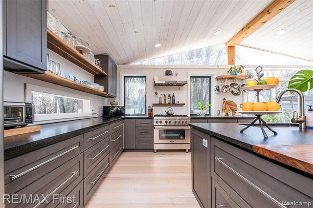 905 W Parker Avenue, Madison Heights, MI 48071