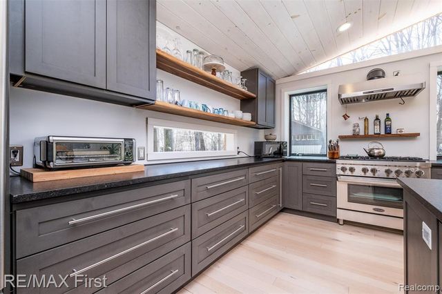 905 W Parker Avenue, Madison Heights, MI 48071