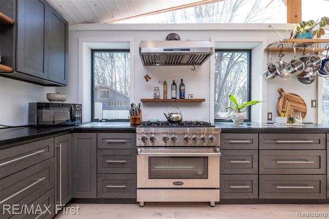 905 W Parker Avenue, Madison Heights, MI 48071