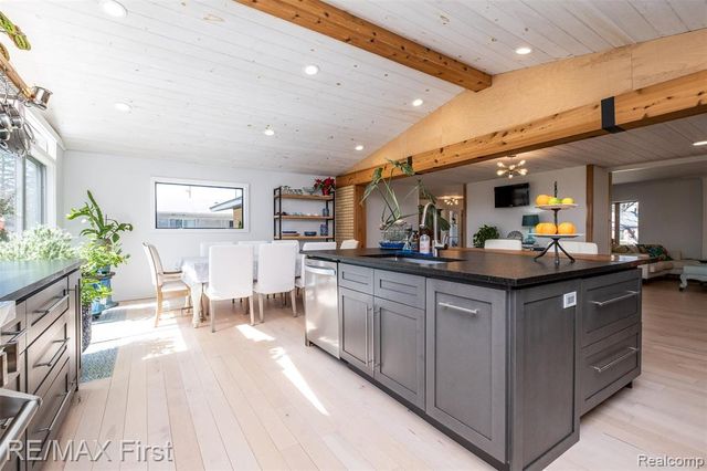 905 W Parker Avenue, Madison Heights, MI 48071