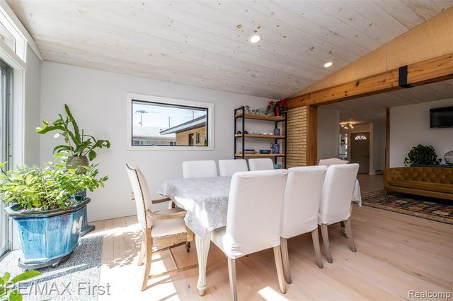 905 W Parker Avenue, Madison Heights, MI 48071