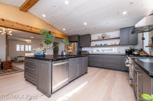 905 W Parker Avenue, Madison Heights, MI 48071