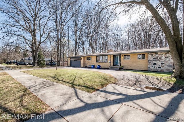 905 W Parker Avenue, Madison Heights, MI 48071
